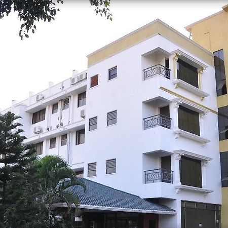 Gayathri Hotels Tiruppur Bagian luar foto