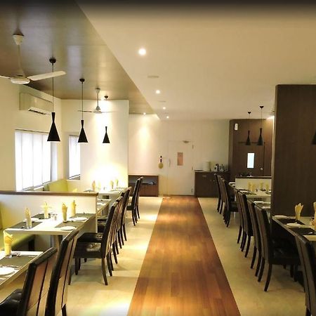 Gayathri Hotels Tiruppur Bagian luar foto