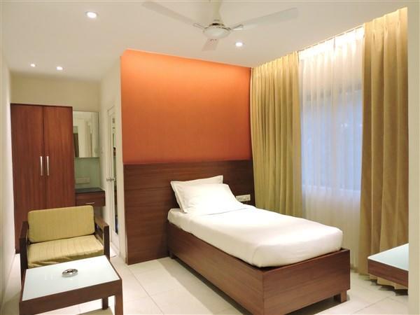 Gayathri Hotels Tiruppur Bagian luar foto