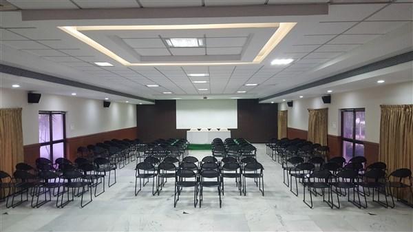 Gayathri Hotels Tiruppur Bagian luar foto