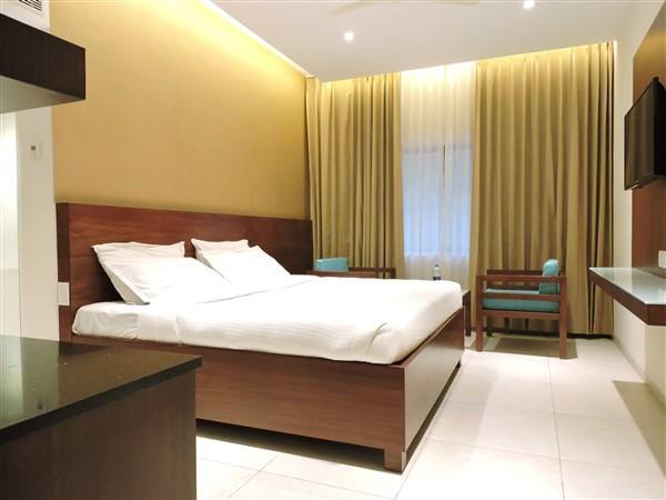 Gayathri Hotels Tiruppur Bagian luar foto