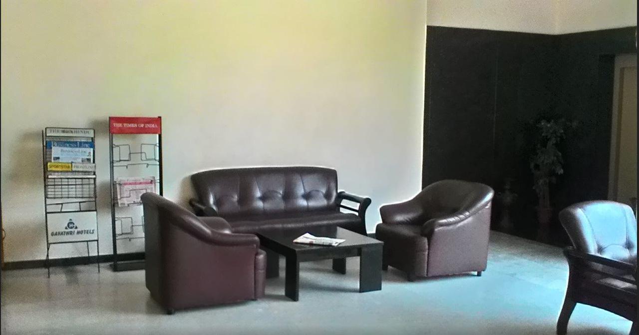 Gayathri Hotels Tiruppur Bagian luar foto