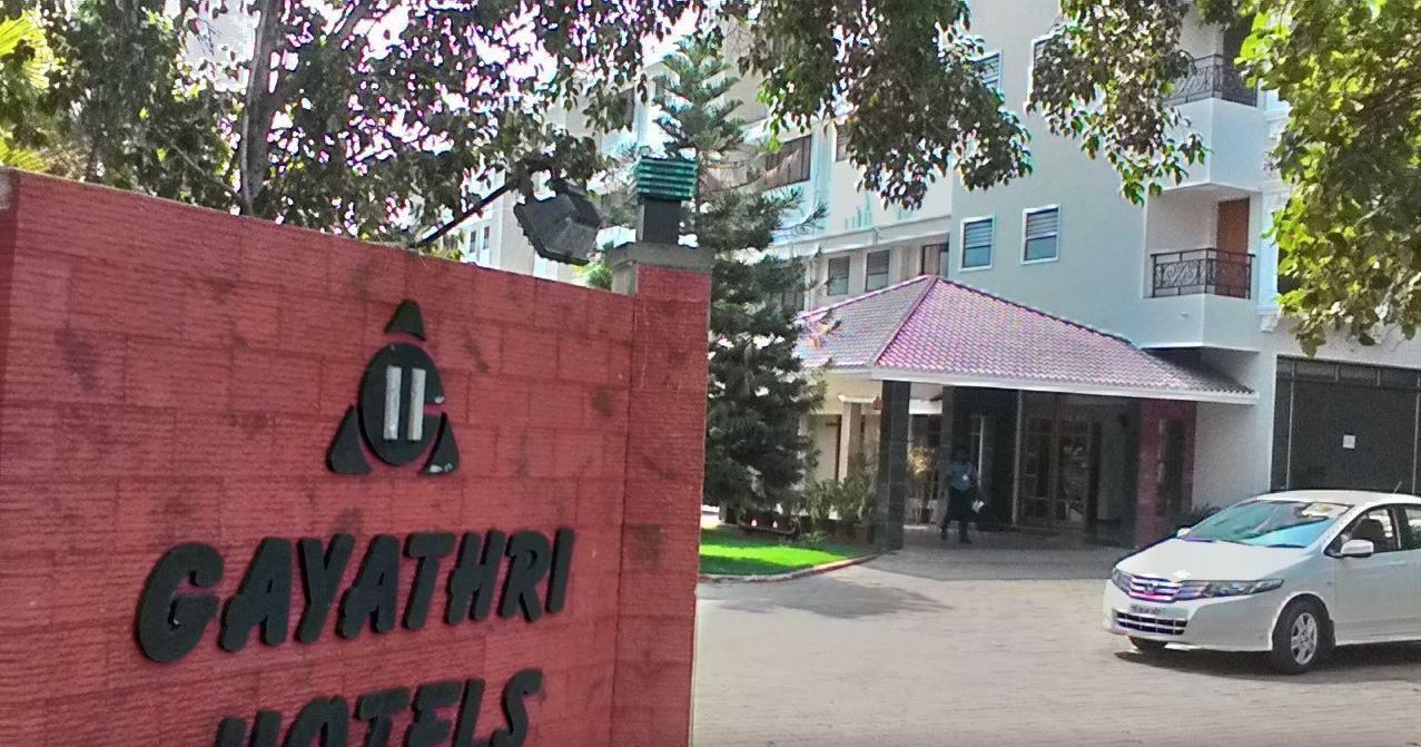 Gayathri Hotels Tiruppur Bagian luar foto