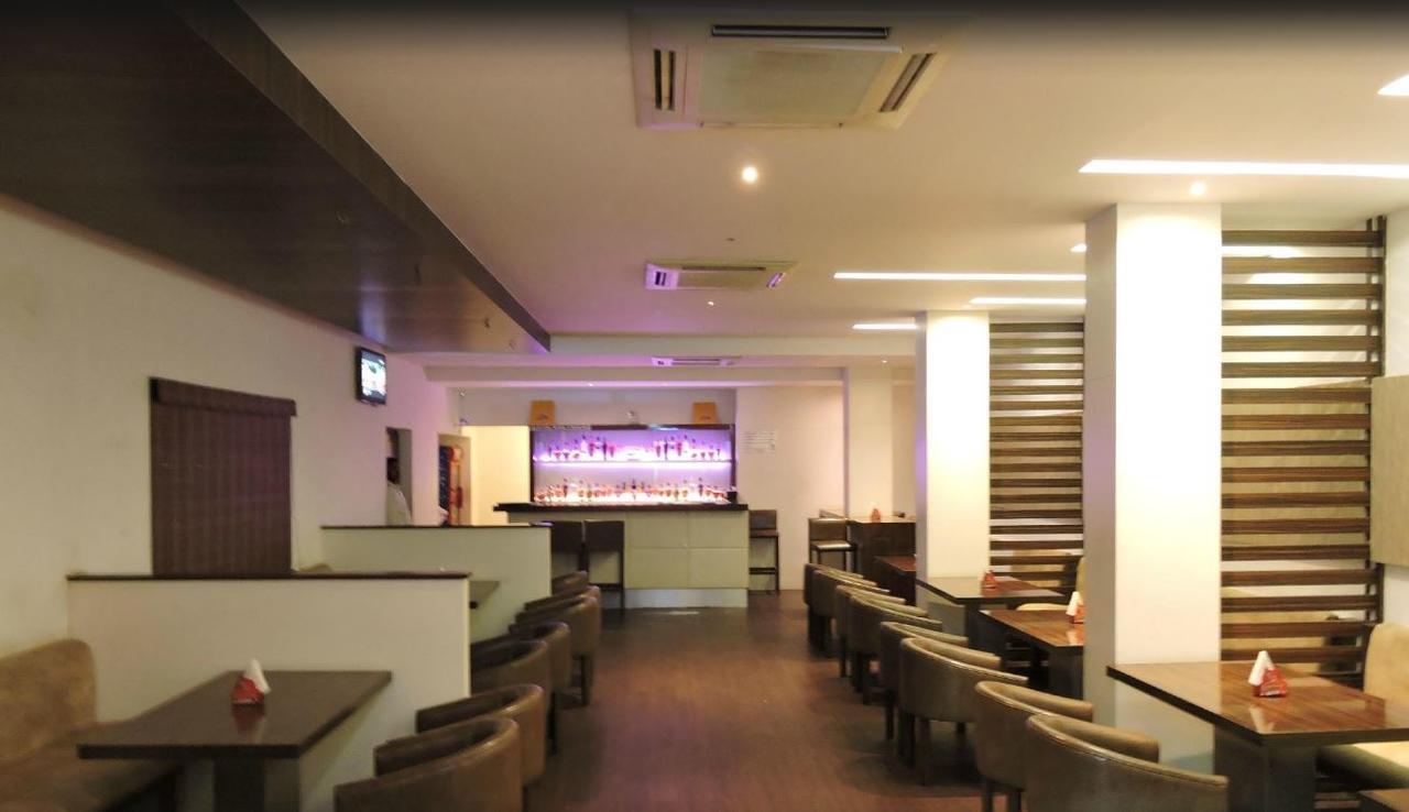 Gayathri Hotels Tiruppur Bagian luar foto