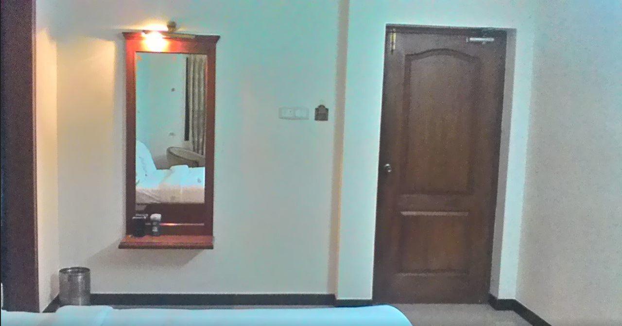 Gayathri Hotels Tiruppur Bagian luar foto