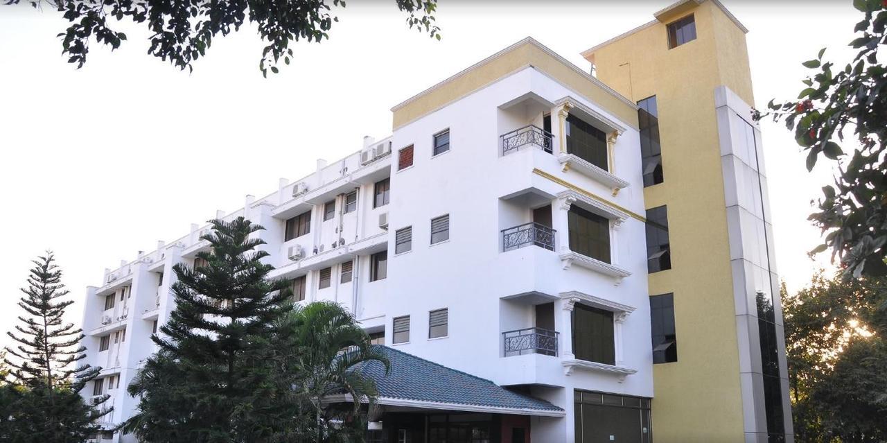 Gayathri Hotels Tiruppur Bagian luar foto