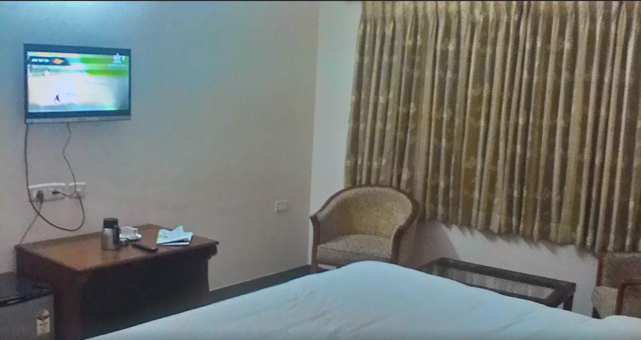 Gayathri Hotels Tiruppur Bagian luar foto