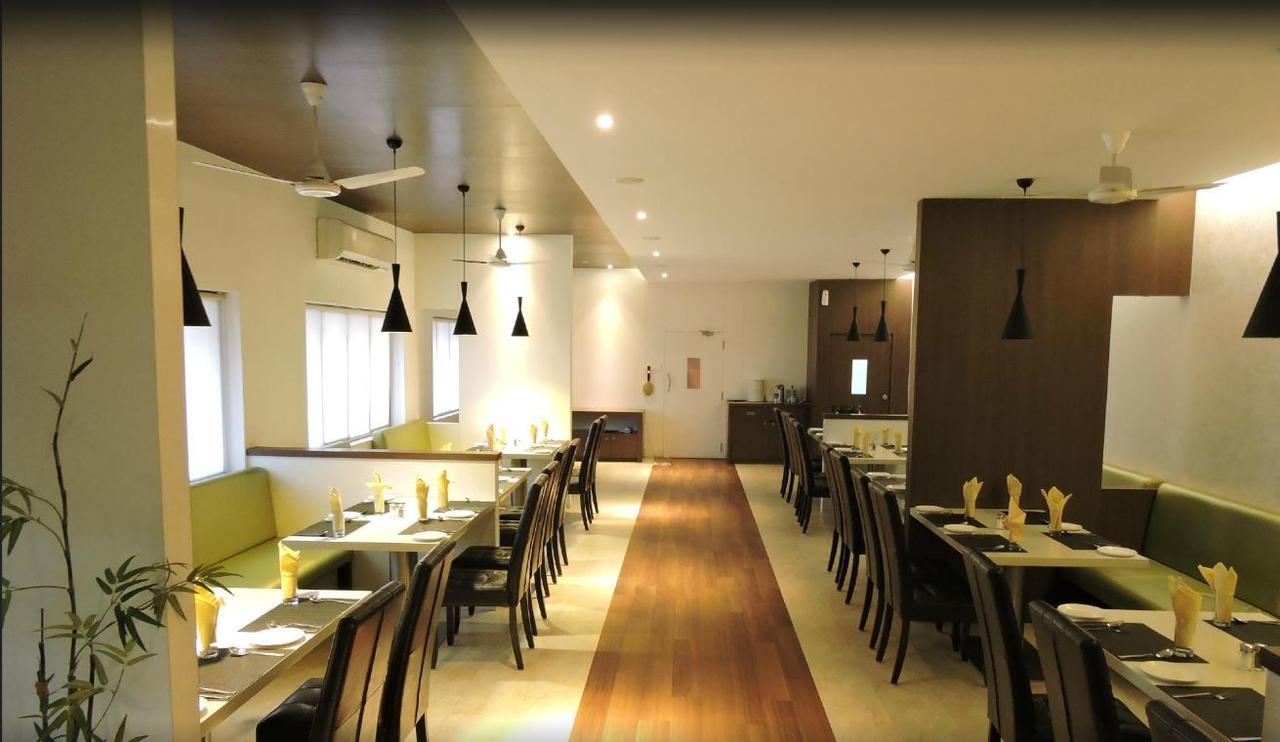Gayathri Hotels Tiruppur Bagian luar foto