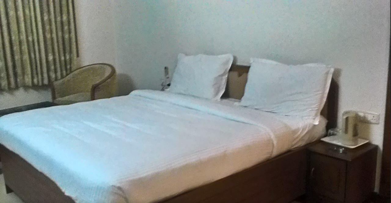 Gayathri Hotels Tiruppur Bagian luar foto