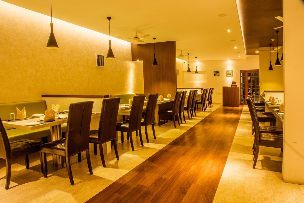Gayathri Hotels Tiruppur Bagian luar foto
