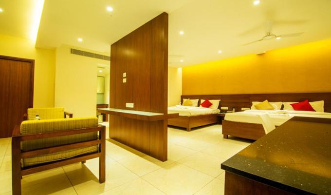 Gayathri Hotels Tiruppur Bagian luar foto