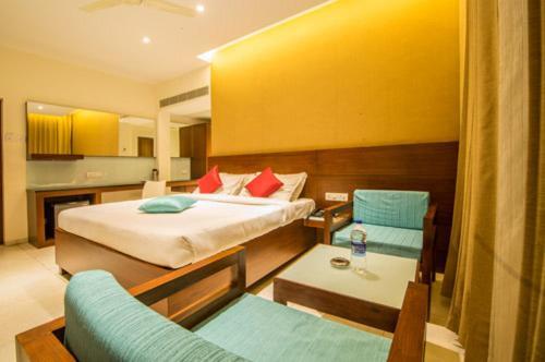 Gayathri Hotels Tiruppur Bagian luar foto